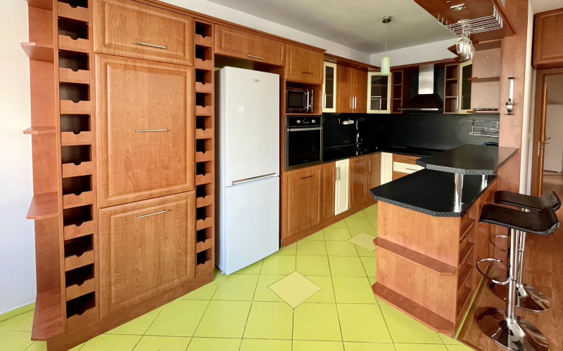 Zariadený 3-izbový byt, garážové státie, klimatizácia, voľný od 1.10.2025, cena vrátane energií