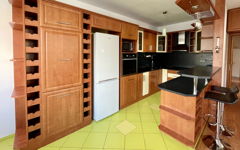 Kompletne zariadený 3-izbový byt s loggiou a garážovým státím v cene